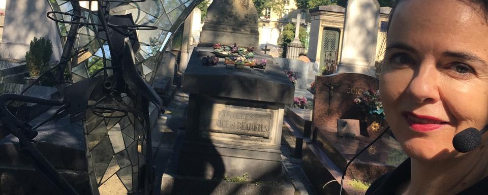 La tombe de Tinguely dans le cimetière Montparnasse, à Paris. [RTS - Karine Vasarino]