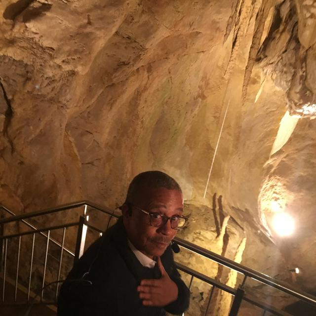 Yasmina Khadra dans les grottes de Vallorbe. [RTS - Karine Vasarino]