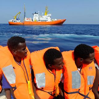 Des migrants sauvé par l'Aquarius en mer Méditerranée le 10 août dernier. [Keystone/EPA/SOS Méditerranée - Guglielmo Mangiapane]
