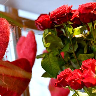Image d'illustration pour la Saint-Valentin, avec des roses rouges dans une vitrine. [APA/Keystone - Barbara Gindl]