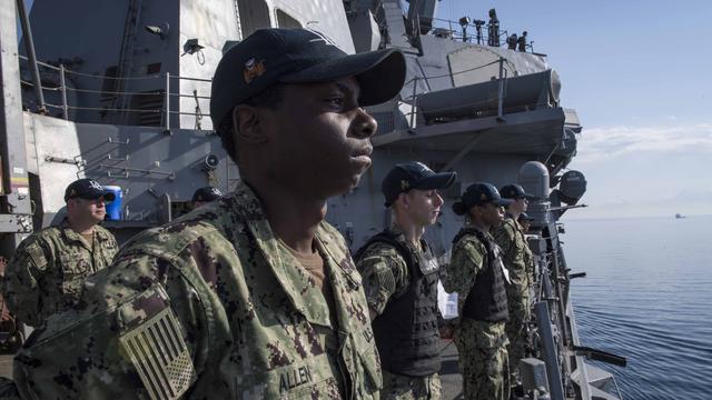 Photo de l'US Navy obtenue le 11 avril montrant des marins américains quittant Chypre. [AFP - Alyssa WEEKS / Navy Office of Information]