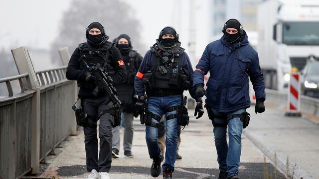 Des membres de la Brigade de recherche et d'intervention (BRI) en action mercredi à Strasbourg après l'attaque du marché de Noël. [Reuters - Vincent Kessler]