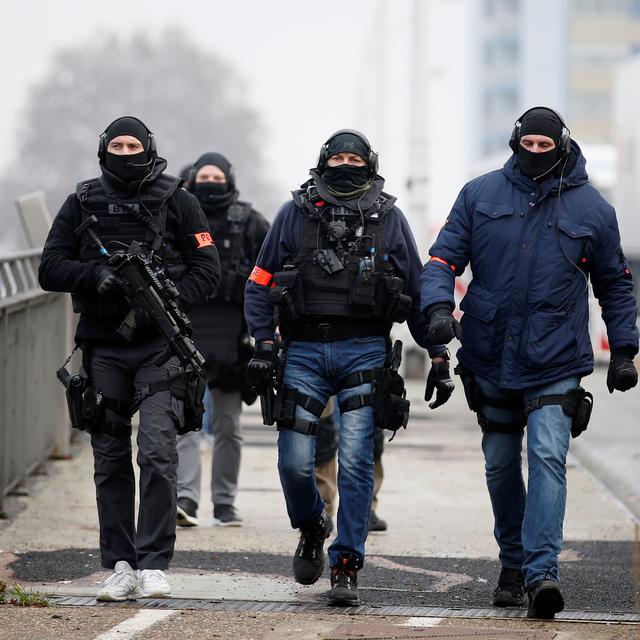 Des membres de la Brigade de recherche et d'intervention (BRI) en action mercredi à Strasbourg après l'attaque du marché de Noël. [Reuters - Vincent Kessler]