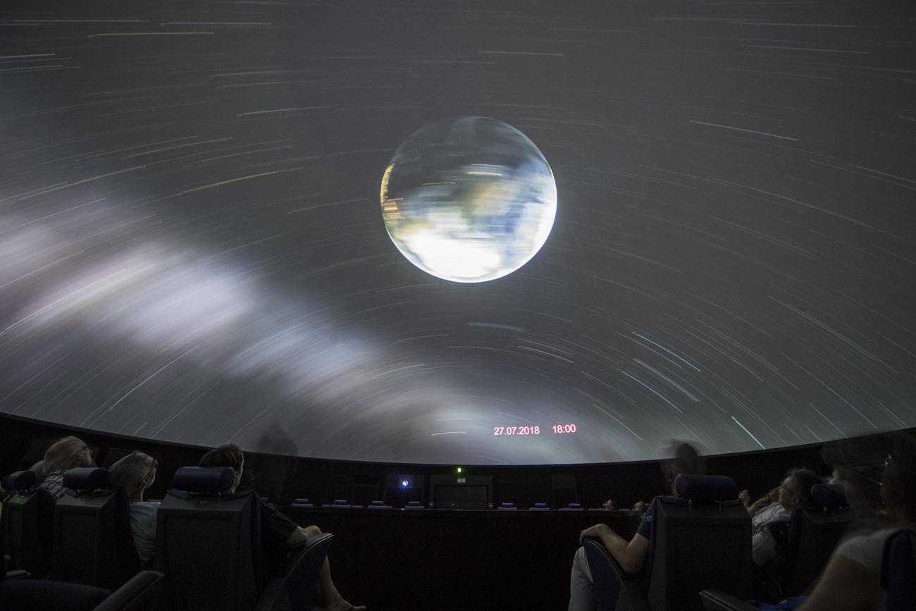 Une simulation de l'éclipse au Planetarium du Musée des transports à Lucerne. [Keystone - Urs Flueeler]