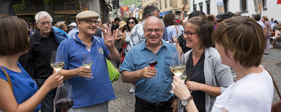 Le camp des opposants aux jeux d'hiver célèbre sa victoire à Sion. [Keystone - Jean-Christophe Bott]