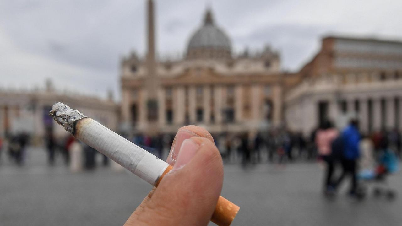 Le Vatican a interdit la vente de cigarettes sur sont territoire. [EPA/Keystone - Alessandro di Meo]