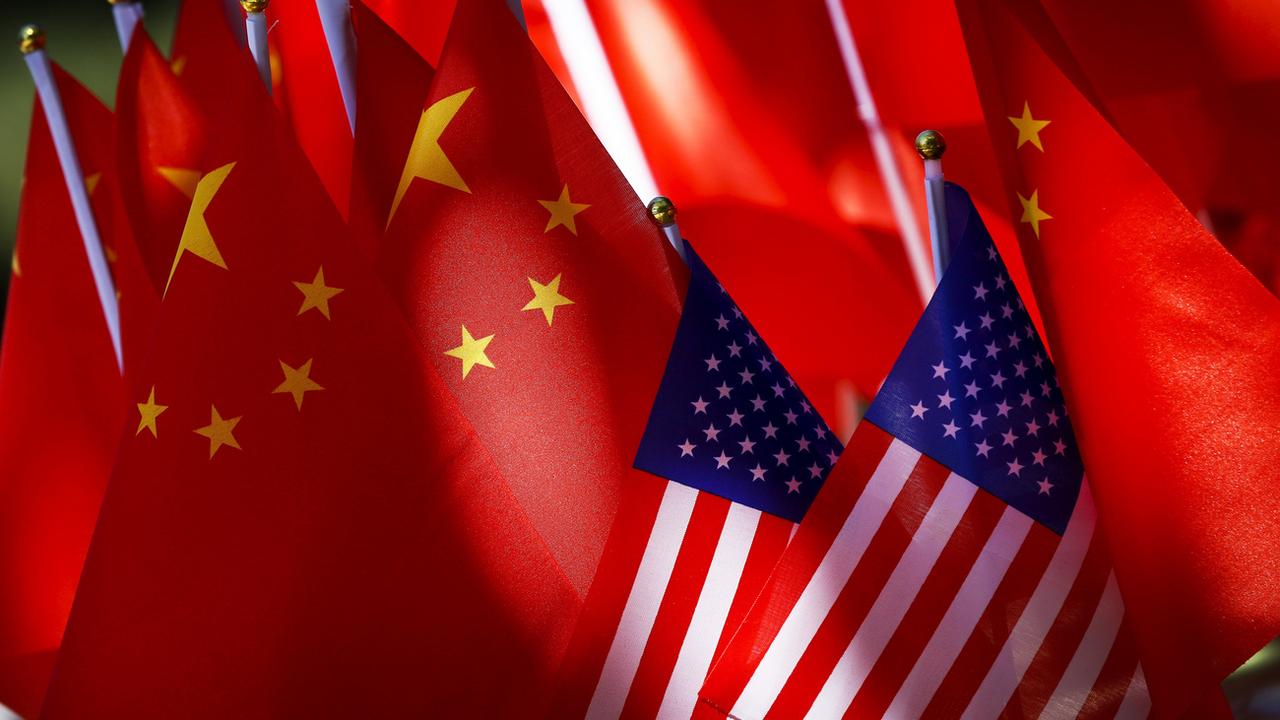 Des drapeaux américains et chinois dressés ensemble à Pékin. [Keystone - Andy Wong]