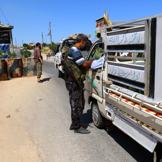 Les membres d'une coalition de groupes rebelles connus sous le nom "d'Armée de la Conquête", patrouillent dans la ville d'Idleb, le 18 juillet 2017. [Ammar Abdullah]