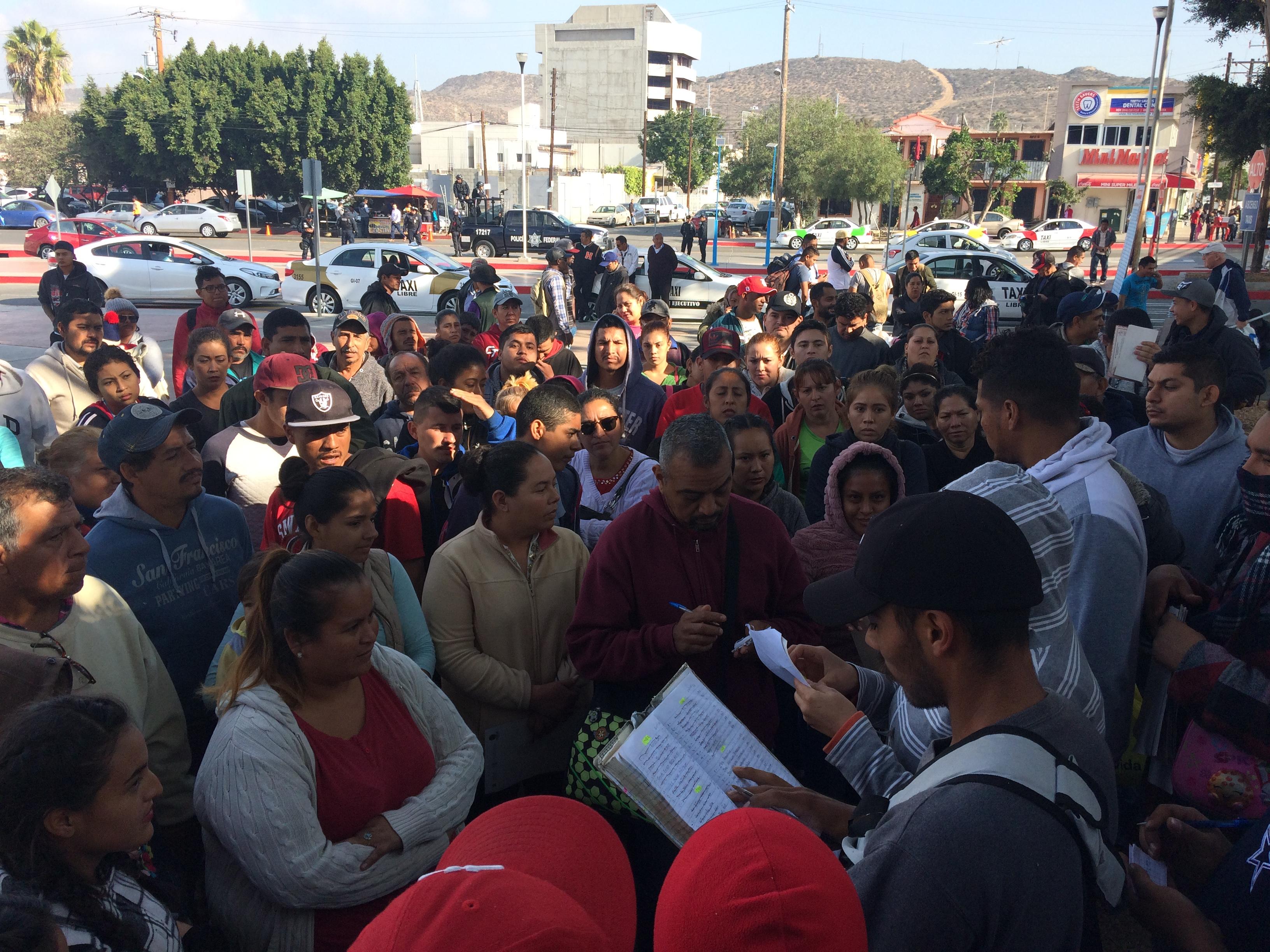 Des migrants arrivés depuis longtemps à Tijuana, au Mexique, se chargent de distribuer les numéros aux nouveaux arrivants. [RTS - Emmanuelle Steels]