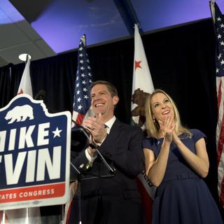 Mike Levin, candidat démocrate pour la Chambre des représentants, célèbre sa victoire. [Keystone - David Maung]