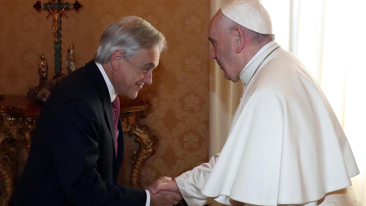 Le président chilien Sebastian Pinera reçu par le pape François au Vatican. [Keystone - Alessandro Bianchi/Pool Photo via AP]