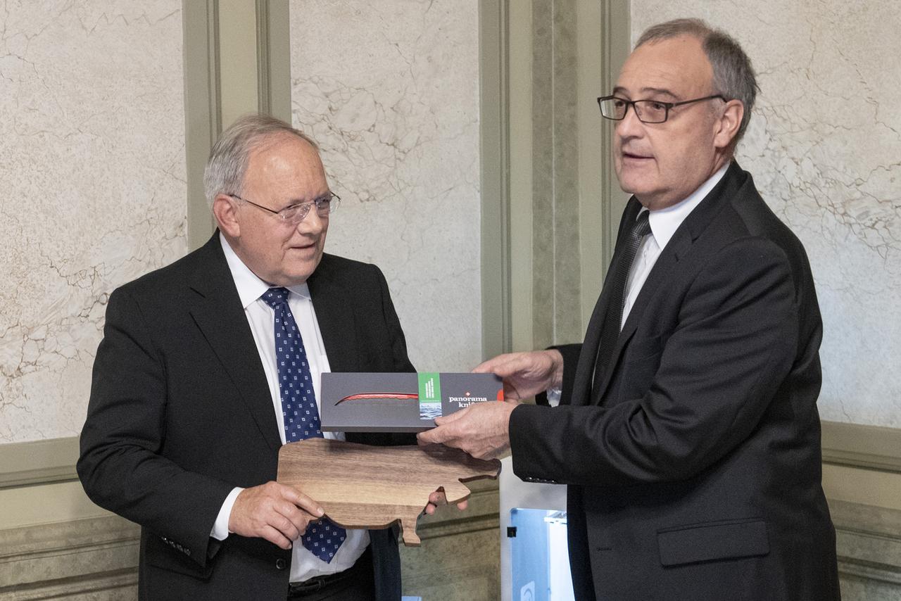 Johann Schneider-Ammann transmet les clés du DFE à Guy Parmelin. [KEYSTONE - Marcel Bieri]