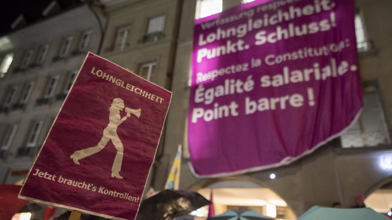 Des affiches en ville de Berne demandant l'égalité salariale entre hommes et femmes. [Keystone - Anthony Anex]
