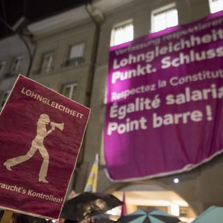 Des affiches en ville de Berne demandant l'égalité salariale entre hommes et femmes. [Keystone - Anthony Anex]