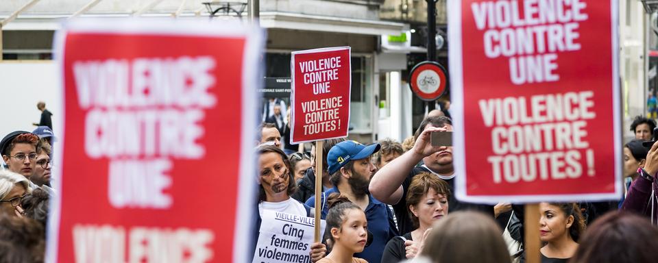 Manifestation à Genève après une violente agression contre 5 femmes. [Keystone - Jean-Christophe Bott]