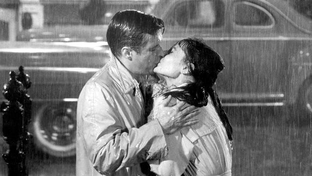 Le fameux baiser sour la pluie dans le film "Diamants sur canapé". [AFP - Paramount Pictures / Collection Christophel]