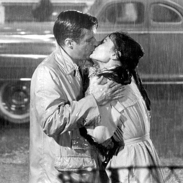 Le fameux baiser sour la pluie dans le film "Diamants sur canapé". [AFP - Paramount Pictures / Collection Christophel]