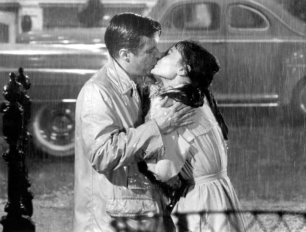 Le fameux baiser sour la pluie dans le film "Diamants sur canapé". [AFP - Paramount Pictures / Collection Christophel]