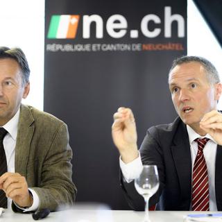Les conseillers d'Etat Alain Ribaux (gauche) et Laurent Kurth à neuchâtel, 09.07.2018. [Keystone - Laurent Gilliéron]