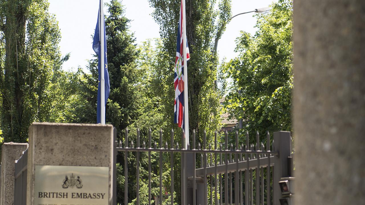 Les drapeaux européen et britannique dans les jardins de l'ambassade britannique à Berne, en 2016.