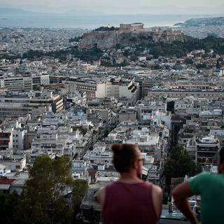 Des jeunes assis sur une colline de la ville d'Athènes. Image d'illustration. [AFP - Louisa GOULIAMAKI]