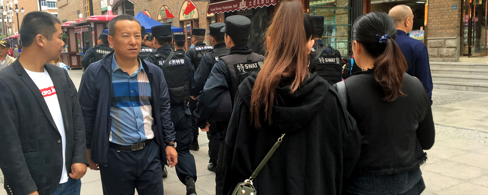 L’une des nombreuses patrouilles de police au centre-ville d’Urumqi. [RTS - Michael Peuker]