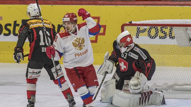 Genoni (à droite) n'a pas passé une bonne soirée devant le but suisse. [Urs Flueeler]