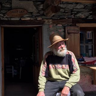Bruno Lucas, hippie, petit paysan de montagne dans le val Onsernone, à Spruga, au Tessin. [RTS - Nicole della Pietra]