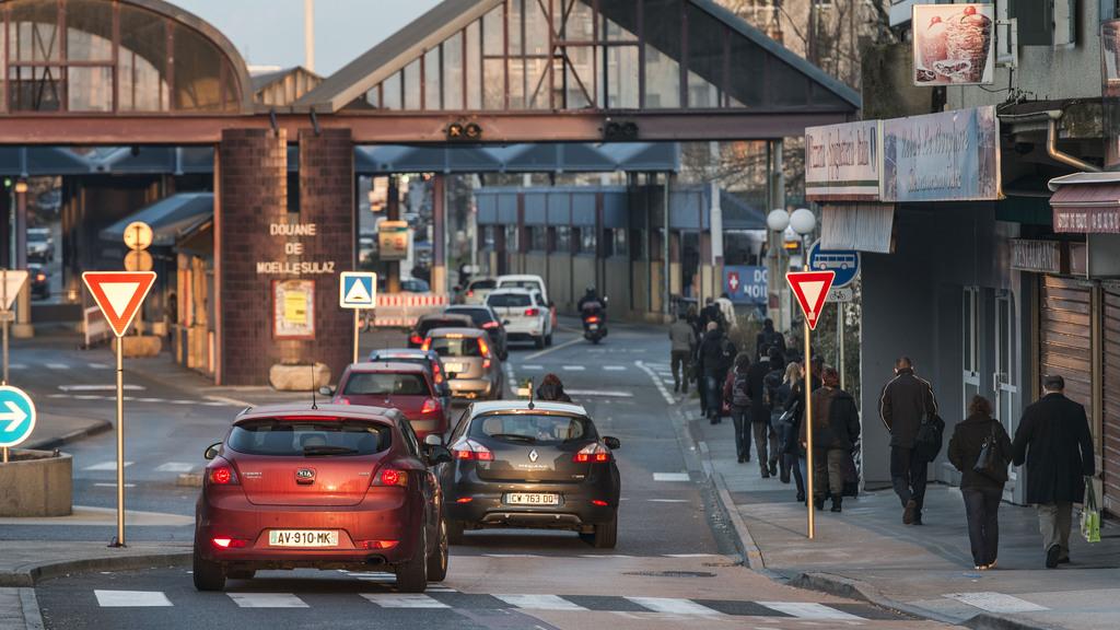 Quelque 600'000 mouvements routiers sont enregistrés chaque jour aux frontières du canton de Genève. [Keystone - Christian Beutler]