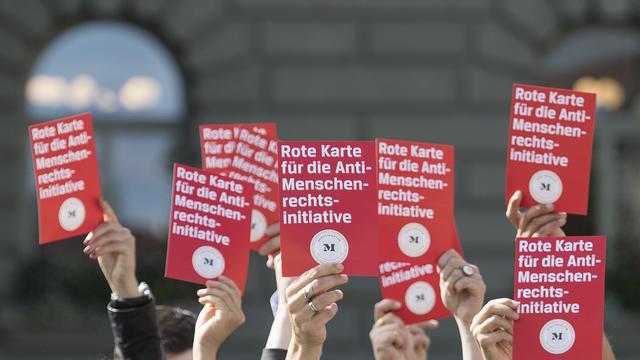 Manifestation à Berne contre l'initiative contre les juges étrangers le 12 août 2016 (photo d'illustration). [Keystone - Peter Schneider]