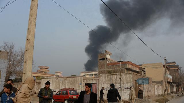 De la fumée émanant du bureau de l'ONG Save The Children après l'attaque du 24 janvier. [AFP - Noorullah Shirzada]