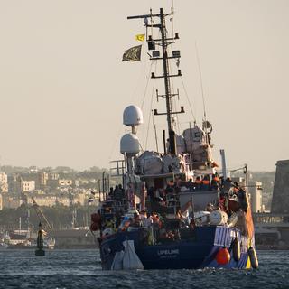 Le navire de l'ONG allemande Lifeline à son entrée dans le port de La Vallette, à Malte. [Keystone - Renata Brito]