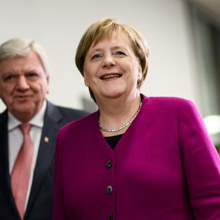 Angela Merkel accompagnée du chef de la CDU pour le Land de Hesse Volker Bouffier à Berlin, 29.10.2018. [EPA/Keystone - Clemens Bilan]