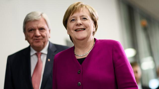 Angela Merkel accompagnée du chef de la CDU pour le Land de Hesse Volker Bouffier à Berlin, 29.10.2018. [EPA/Keystone - Clemens Bilan]