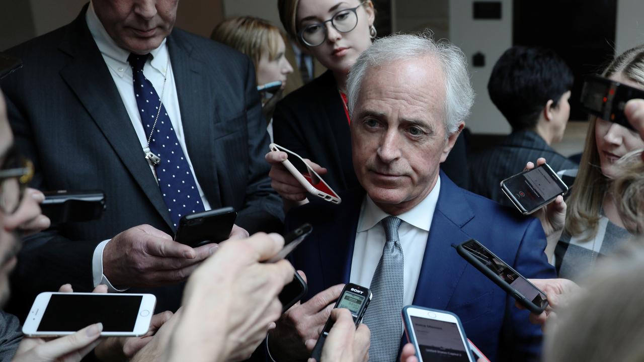 Ici, le sénateur Bob Corker, interrogé à la sortie d'une réunion avec Gina Haspel, directrice de la CIA. [Jonathan Ernst]