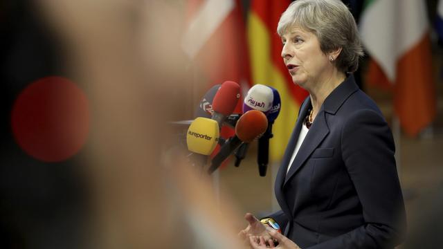 Le Première ministre britannique Theresa May parle aux médias lors du sommet de l'UE à Bruxelles, le 17 octobre 2018. [AP/Keystone - Olivier Matthys]