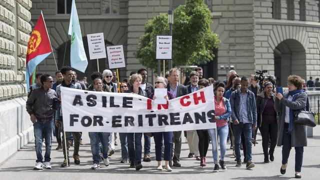 Environ 1500 Erythréens ont manifesté à Berne contre la politique d'asile de la Confédération. [Keystone - Peter Schneider]