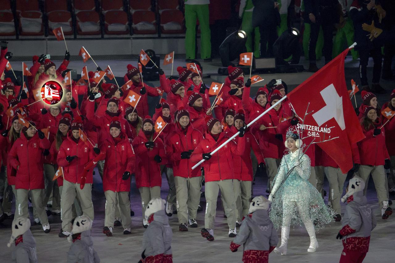 Sarah Forster a agité un drapeau jurassien lors de la cérémonie. [KEYSTONE - Alexandra Wey]