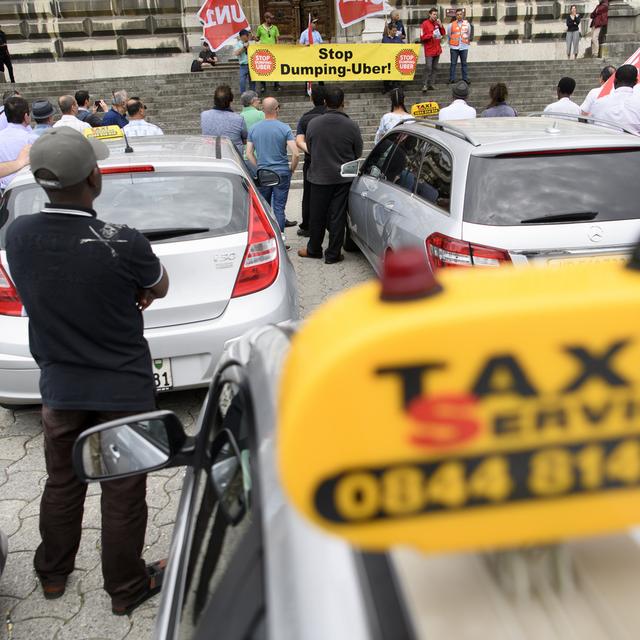 Manifestation de chauffeurs de taxi lausannois contre la reconnaissance d'Uber comme centrale d'appels, le 8 mai 2018 à Lausanne. [Keystone - Laurent Gillieron]