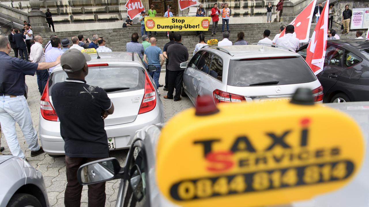 Manifestation de chauffeurs de taxi lausannois contre la reconnaissance d'Uber comme centrale d'appels, le 8 mai 2018 à Lausanne. [Keystone - Laurent Gillieron]