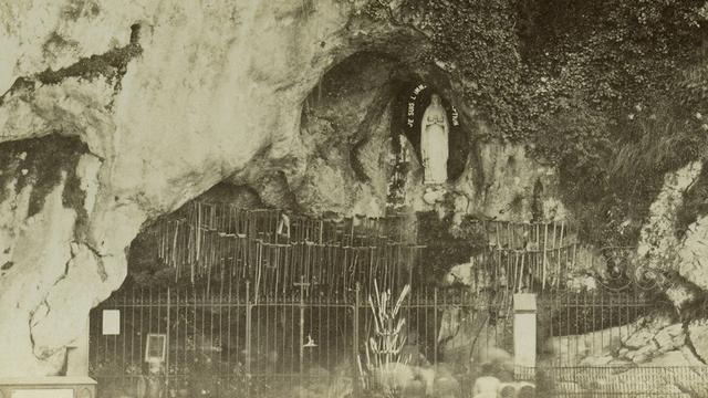 La grotte miraculeuse de Lourdes en 1885.
Lux-in-Fine/Leemage
AFP [Lux-in-Fine/Leemage]