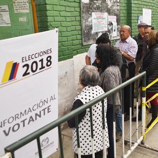 Des électeurs font la queue devant un bureau de vote à Bogota en Colombie, pour le deuxième tour de l'élection présidentielle, le 17 juin 2018. [AFP - Luis Robayo]