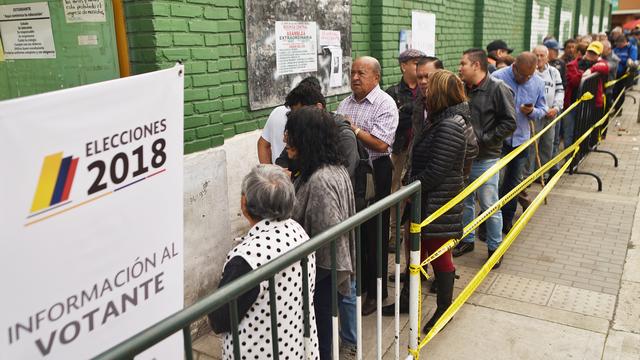 Des électeurs font la queue devant un bureau de vote à Bogota en Colombie, pour le deuxième tour de l'élection présidentielle, le 17 juin 2018. [AFP - Luis Robayo]