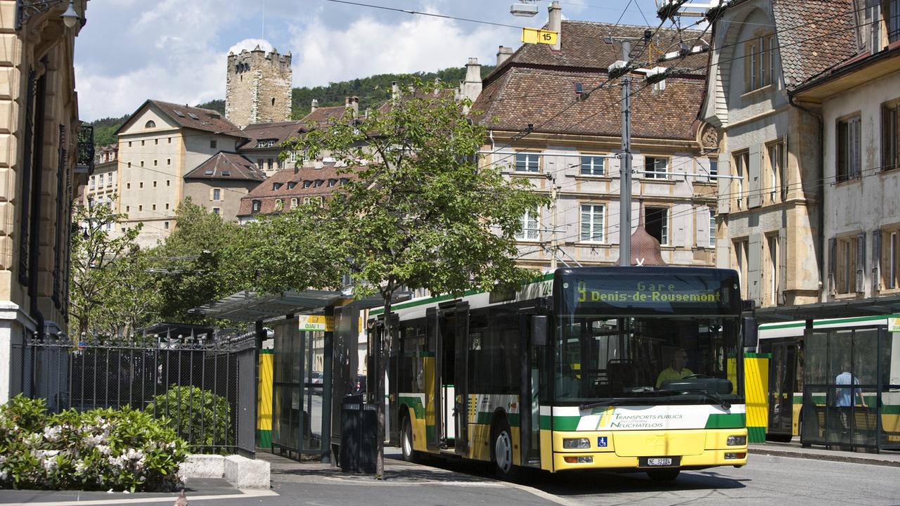 Un bus à la Place Pury, à Neuchâtel, en mai 2010. [Keystone - Gaëtan Bally]