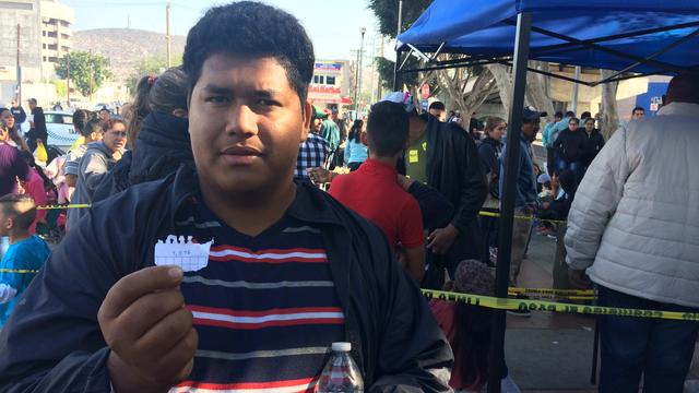 Les demandeurs d'asile à Tijuana, au Mexique, obtiennent un ticket numéroté qui leur indique leur ordre de passage. [RTS - Emmanuelle Steels]