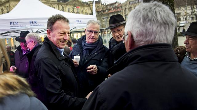 Le libéral-radical Didier Castella en campagne à Fribourg, 15.02.2018. [Keystone - Jean-Christophe Bott]