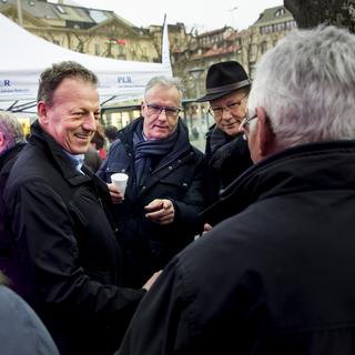Le libéral-radical Didier Castella en campagne à Fribourg, 15.02.2018. [Keystone - Jean-Christophe Bott]