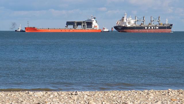 Les cargos Saga Pioneer et Mandarin Dalian se croisent devant le phare du Lavardin, le 27 mai 2014. [Wikimedia - Didier Duforest]