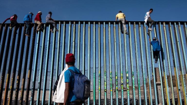 La "caravane" à Tijuana compte environ 80 mineurs âgés de 10 à 17 ans. Ces mineurs sont des proies faciles pour les narcotraficants ou autres criminels. [AFP - Guillermo Arias]
