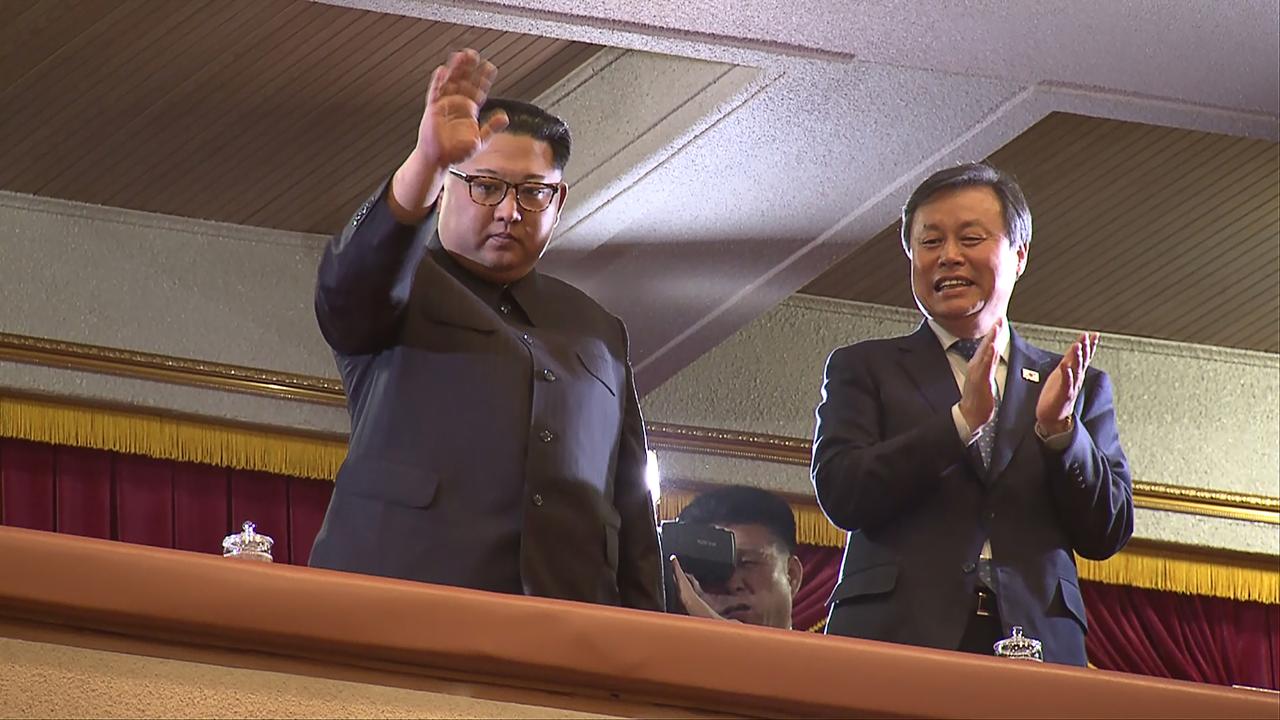 Kim Jong Un et le ministre de la Culture sud-coréen Do Jong-whan, à droite, photographiés lors de ce rare concert le 1er avril 2018 à Pyongyang. [Korea Pool/AFP]